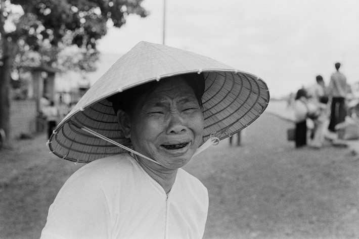 Vẻ hoảng loạn của một cụ bà tản cư. Ảnh: Hiroji Kubota/ Magnum Photos.