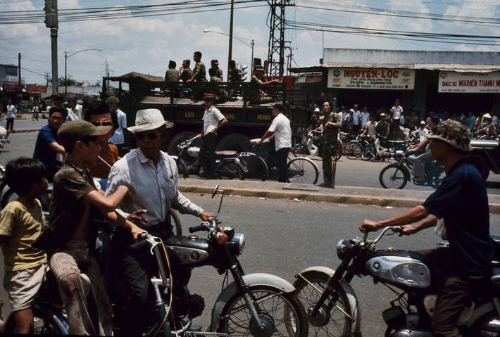 Đường Hùng Vương, Sài Gòn những ngày cuối của cuộc chiến tranh Việt Nam. Ảnh: Hiroji Kubota/ Magnum Photos.