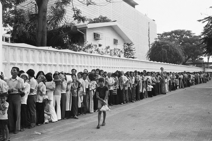 Dòng người xếp hàng chờ vào Đại sứ quán Mỹ ở Sài Gòn những ngày cuối tháng 4/1975. Ảnh: Hiroji Kubota/ Magnum Photos.