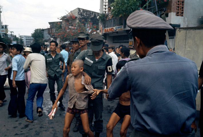 Khung cảnh náo loạn bên ngoài Đại sứ quán Mỹ. Ảnh: Hiroji Kubota/ Magnum Photos.