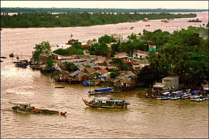Làng chài trên sông Hậu ở Cần Thơ. Ảnh: Ian Berry/ Magnum Photos.