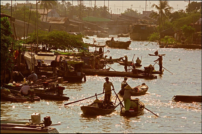 Buổi sớm trên chợ nổi Phụng Hiệp, Hậu Giang năm 2007. Ảnh: Ian Berry/ Magnum Photos.