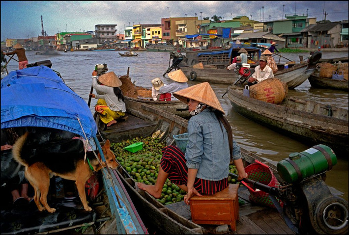 Một góc chợ nổi Phong Điền, Cần Thơ năm 2007. Ảnh: Ian Berry/ Magnum Photos.