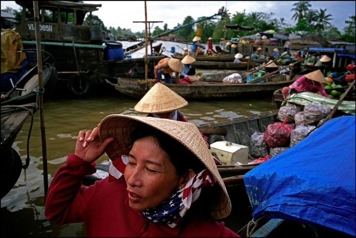 Cảnh buôn bán nhộn nhịp ở chợ nổi Phụng Hiệp. Ảnh: Ian Berry/ Magnum Photos.