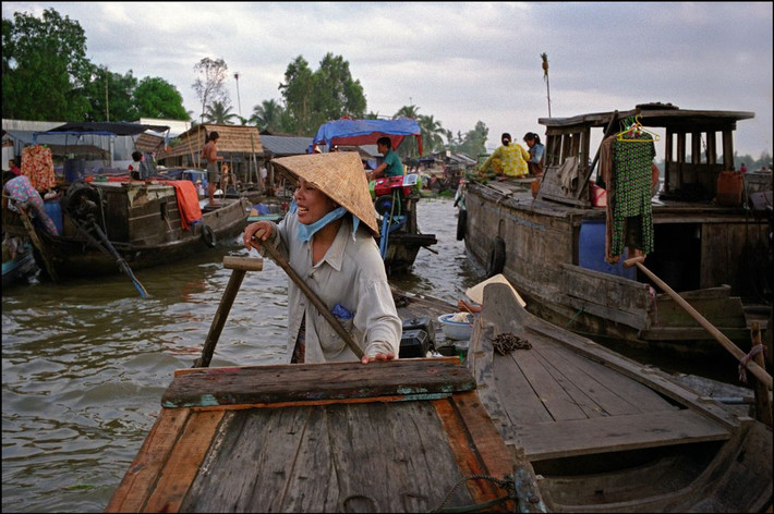 Người lái đò ở chợ nổi Phụng Hiệp. Ảnh: Ian Berry/ Magnum Photos.
