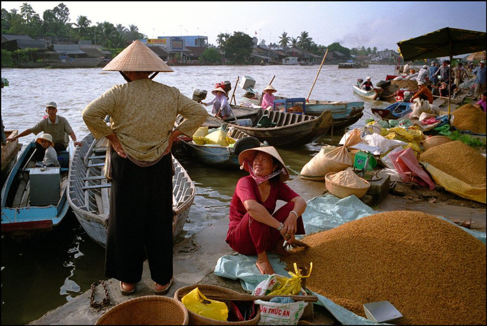 Chợ gạo bên sông ở Phong Điền. Ảnh: Ian Berry/ Magnum Photos.