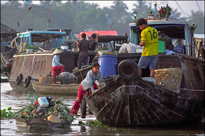 Một góc chợ nổi Cái Răng ở Cần Thơ, miền Tây Nam Bộ năm 2007. Ảnh: Ian Berry/ Magnum Photos.