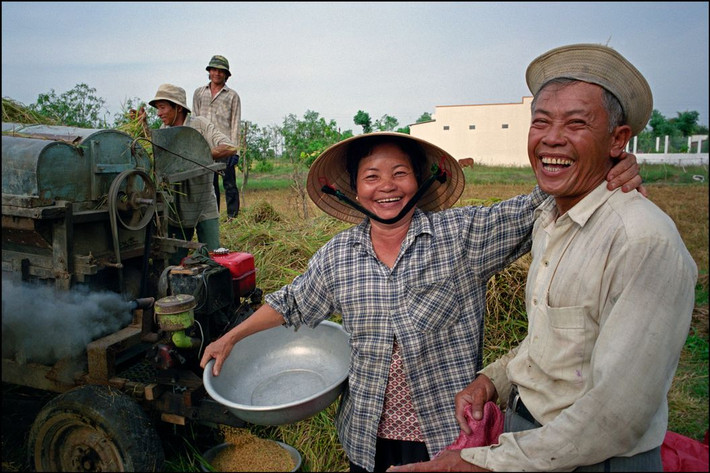 Nụ cười thân thiện của những người nông dân. Ảnh: Ian Berry/Magnum Photos.
