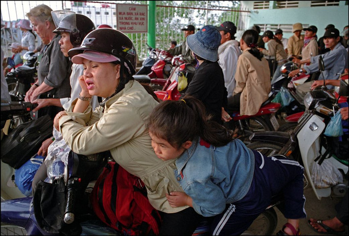 Người dân chờ phà tại một bến phà ở Vĩnh Long năm 2007. Ảnh: Ian Berry/ Magnum Photos.