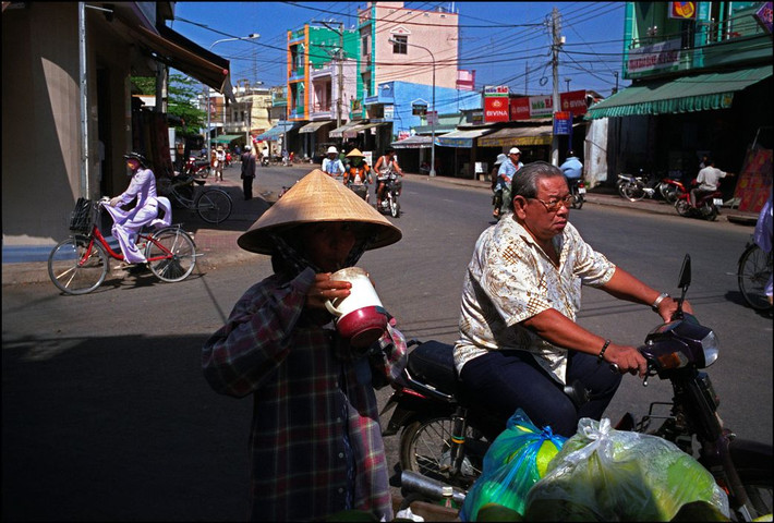 Trên đường phố của thị xã Châu Đốc. Ảnh: Ian Berry/ Magnum Photos.
