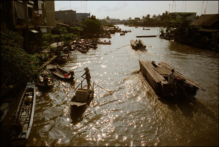 Khung cảnh nhìn từ cây cầu trên rạch Bảo Định. Ảnh: Ian Berry/ Magnum Photos.
