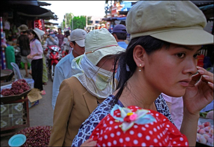 Bên ngoài chợ Châu Đốc. Ảnh: Ian Berry/ Magnum Photos.