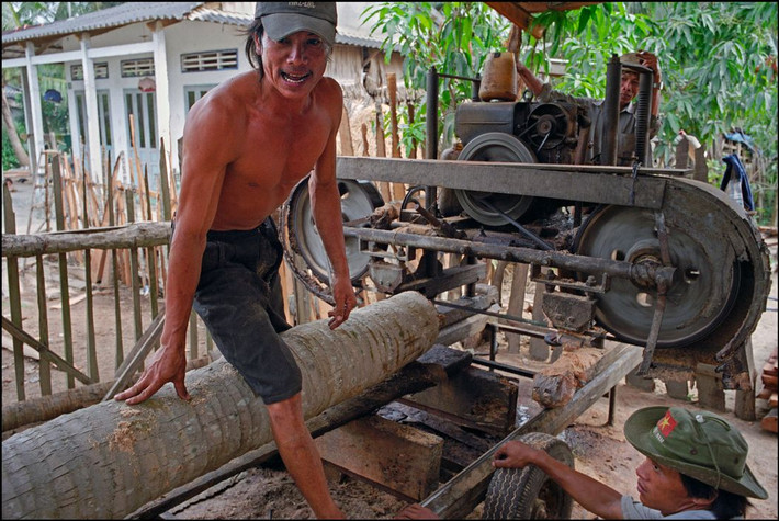 Những người thợ mộc trong một xưởng gỗ gần thị xã Gò Công. Ảnh: Ian Berry/ Magnum Photos.