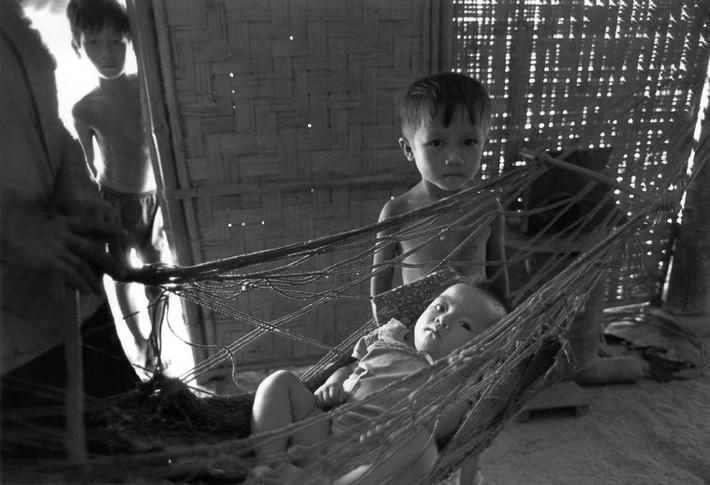 Những đứa trẻ trong ngôi nhà tranh. Ảnh: Ferdinando Scianna/ Magnum Photos.