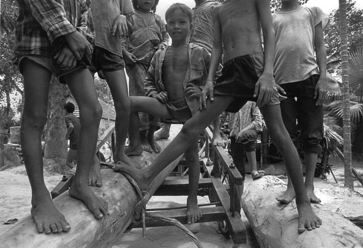 Các cậu bé tạo dáng trên chiếc xe kéo dùng để chở gỗ. Ảnh: Ferdinando Scianna/ Magnum Photos.