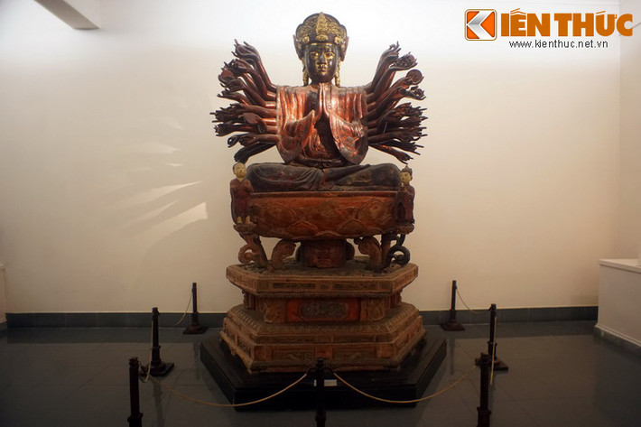 Được lưu giữ ở Bảo tàng Mỹ thuật Việt Nam, tượng Quan Âm Thiên Thủ Thiên Nhãn chùa Hội Hạ là một trong những tác phẩm điêu khắc cổ đồ sộ và tinh xảo bậc nhất Việt Nam.