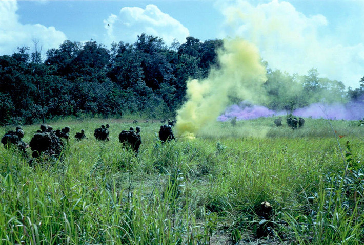 Khói màu báo hiệu cho trực thăng đến tải quân. Ảnh: 1-22infantry.org.