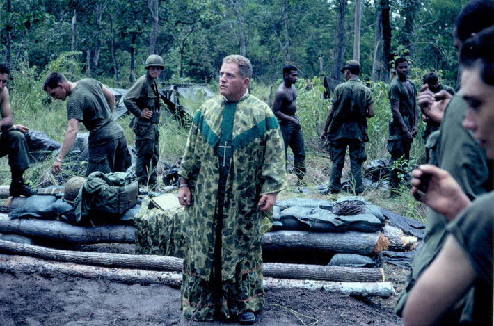 Cha tuyên úy chuẩn bị thực hiện thánh lễ cho các binh sĩ. Ảnh: 1-22infantry.org.