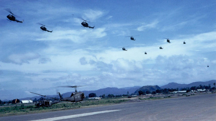 Đội hình trực thăng UH-1 xuất phát từ căn cứ LZ Oasis gần Pleiku. Ảnh: 1-22infantry.org.