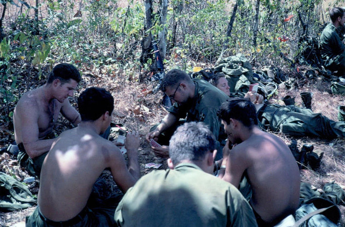 Tranh thủ chơi bài cào khi nghỉ trưa trong rừng. Ảnh: 1-22infantry.org.