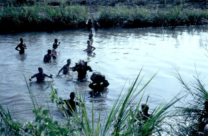 Lĩnh Mỹ vượt một khúc sông trên đường hành quân ở Gia Lai năm 1967. Ảnh: 1-22infantry.org.