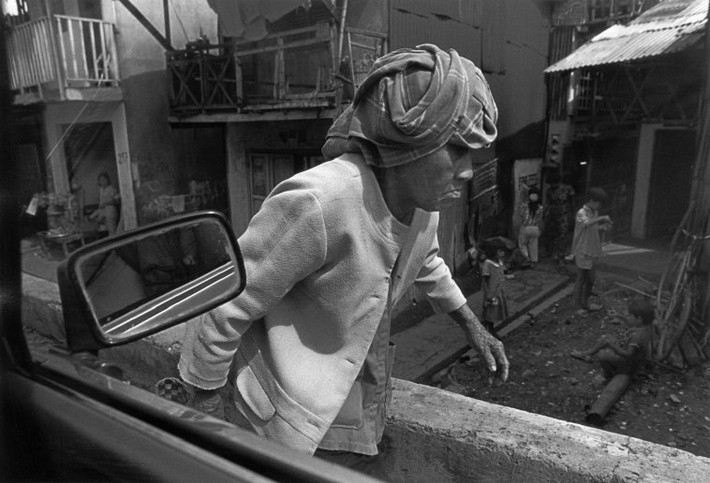Một góc phố Sài Gòn nhìn từ cửa kính ô tô. Ảnh: Ferdinando Scianna/ Magnumphotos.com.