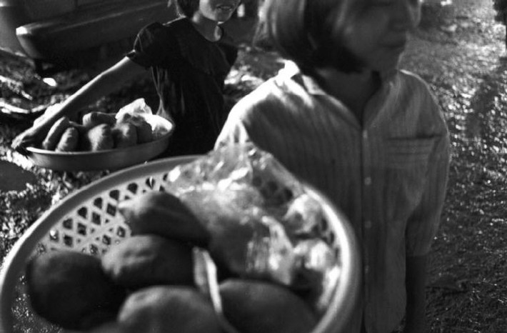 Những người bán dạo ở bến xe. Ảnh: Ferdinando Scianna/ Magnumphotos.com.