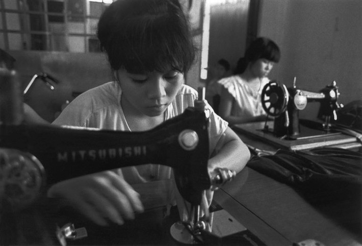 Trong lớp học nghề ở một trại trẻ mồ côi ở Sài Gòn. Ảnh: Ferdinando Scianna/ Magnumphotos.com.