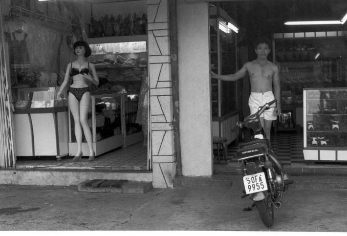 Cửa hàng giày dép và cửa hàng đồ bơi nữ trên một con phố. Ảnh: Ferdinando Scianna/ Magnumphotos.com.