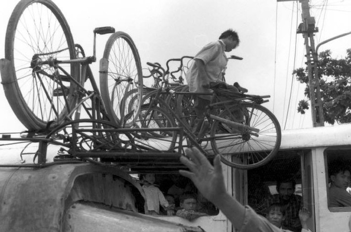 Chuyển xe đạp lên nóc xe khách đường dài tại bến xe. Ảnh: Ferdinando Scianna/ Magnumphotos.com.