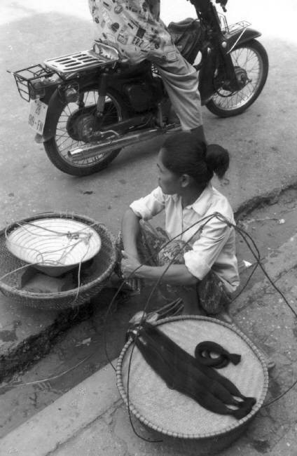 Người phụ nữ bán tóc dạo. Ảnh: Ferdinando Scianna/ Magnumphotos.com.