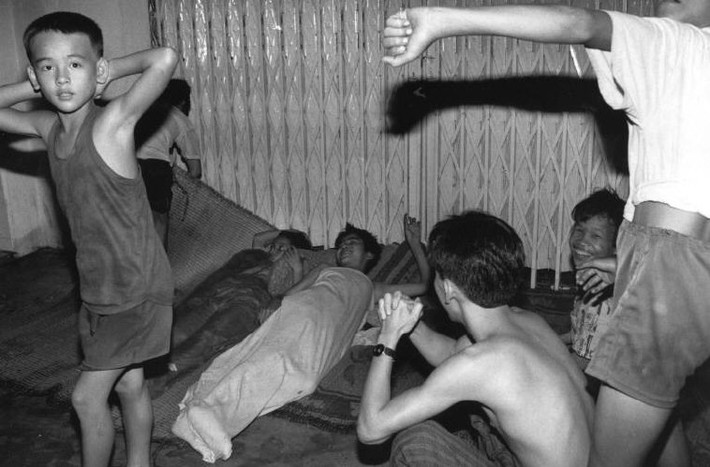Trẻ em đường phố Sài Gòn trải chiếu ngủ trên vỉa hè. Ảnh: Ferdinando Scianna/ Magnumphotos.com.