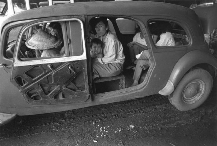 Một chiếc xe cỡ nhỏ đã chật kín hành khách. Ảnh: Ferdinando Scianna/ Magnumphotos.com.
