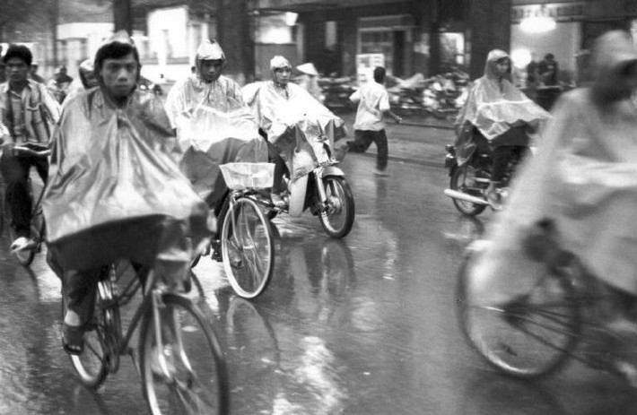 Đường phố Sài Gòn trong cơn mưa. Ảnh: Ferdinando Scianna/ Magnumphotos.com.