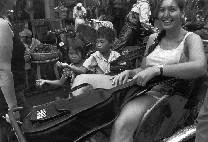 Trẻ em đường phố xin tiền du khách nước ngoài. Ảnh: Ferdinando Scianna/ Magnumphotos.com.