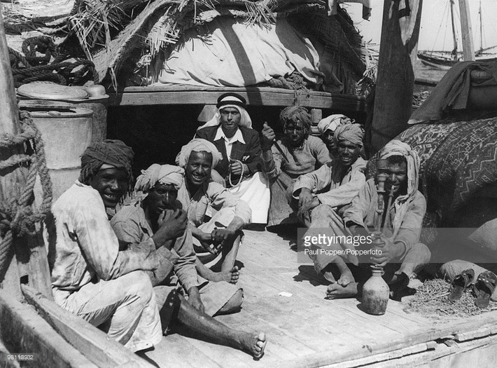 Những người đàn ông Qatar trên boong một chiếc "dhow" - loại thuyền đi biển kiểu Ả Rập có cánh buồm hình tam giác, thập niên 1950. Ảnh: Getty Images