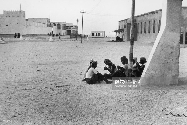 Một nhóm đàn ông ngồi trên đường phố ở Doha, thủ đô Qatar năm 1953. Ảnh: Getty Images
