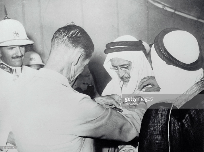 Nhà lãnh đạo Sheik Ali Bin Abdulla Al Thani trong một buổi lễ được tổ chức ở tuần dương hạm HMS Newdoundland của Anh tại cảng Ummsaid, Qatar. Ảnh: Getty Images