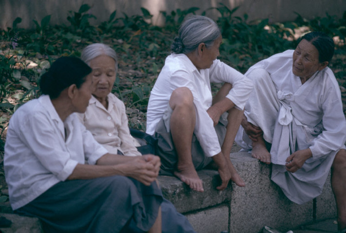 Các cụ bà thư giãn trong công viên. Ảnh: Hiroji Kubota/ Magnum Photos.