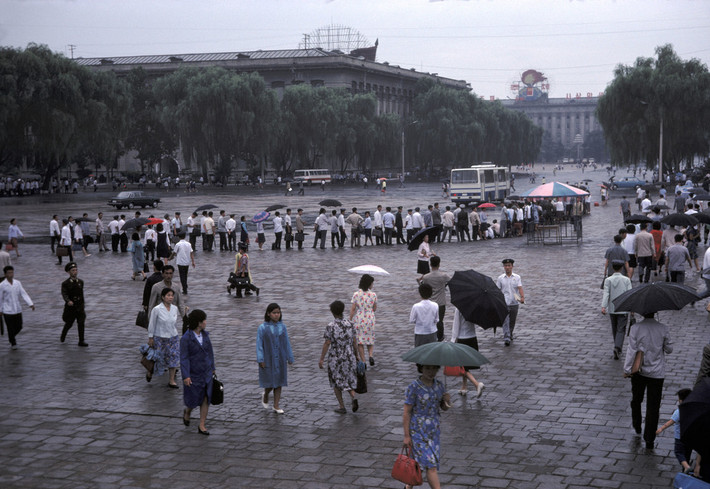 Một buổi sáng gần Cung Kim Nhật Thành. Ảnh: Hiroji Kubota/ Magnum Photos.