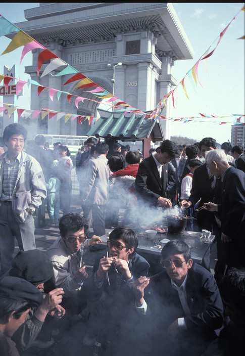 Người dân thưởng thức đồ nướng gần Cổng Chiến thắng. Ảnh: Hiroji Kubota/ Magnum Photos.