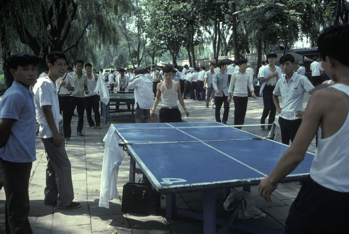 Giải đấu bóng bàn phong trào tổ chức trong công viên. Ảnh: Hiroji Kubota/ Magnum Photos.
