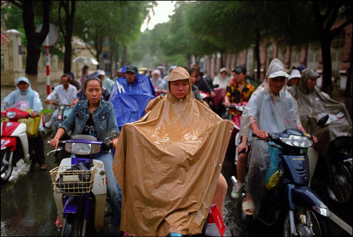Đường phố Sài Gòn trong cơn mưa. Ảnh: Ian Berry/ Magnum Photos.