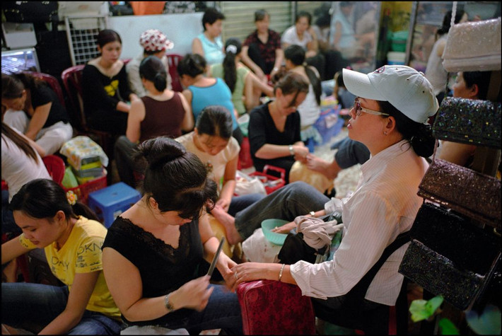 Cơ sở làm móng bên trong một khu chợ. Ảnh: Ian Berry/ Magnum Photos.