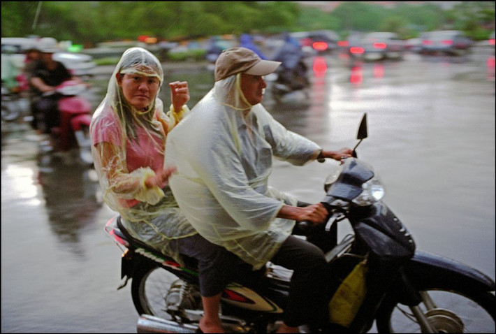 Vào thời điểm này, quy định đội mũ bảo hiểm với người đi xe máy chưa được thực hiện. Ảnh: Ian Berry/ Magnum Photos.
