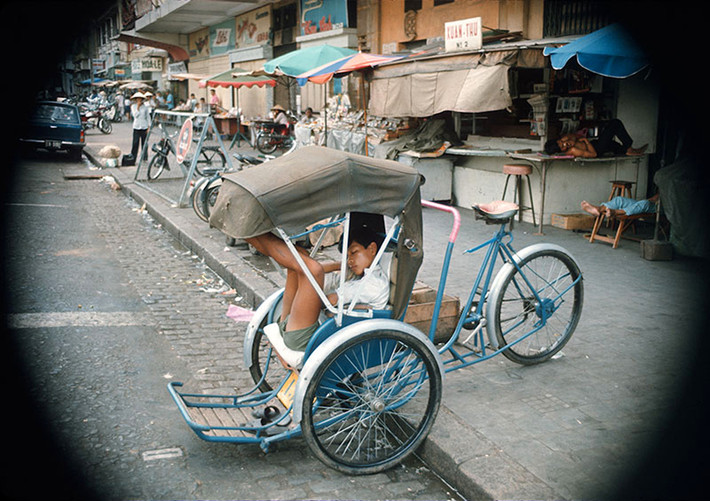 Cậu bé ngủ trên chiếc xích lô ở vỉa hè đại lộ Lê Lợi, Sài Gòn năm 1969. Ảnh: Cwbarrett.com.