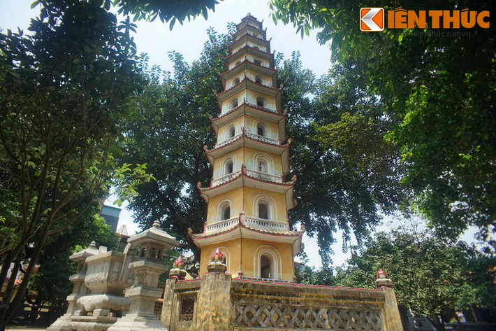 Nằm trong khuôn viên chùa Liên Phái (phường Cầu Dền, quận Hai Bà Trưng, Hà Nội), tháp Diệu Quang là tòa tháp cổ cao nhất của Hà Nội còn tồn tại đến ngày nay.