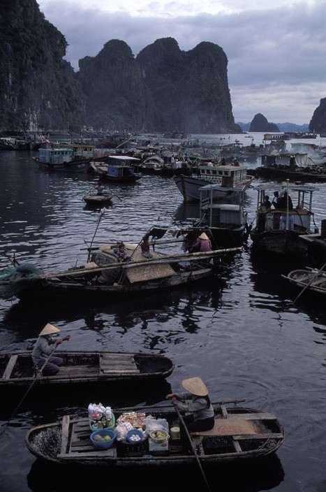 Làng nổi trên vịnh Hạ Long, 1997. Ảnh: Hiroji Kubota/ Magnum Photos.