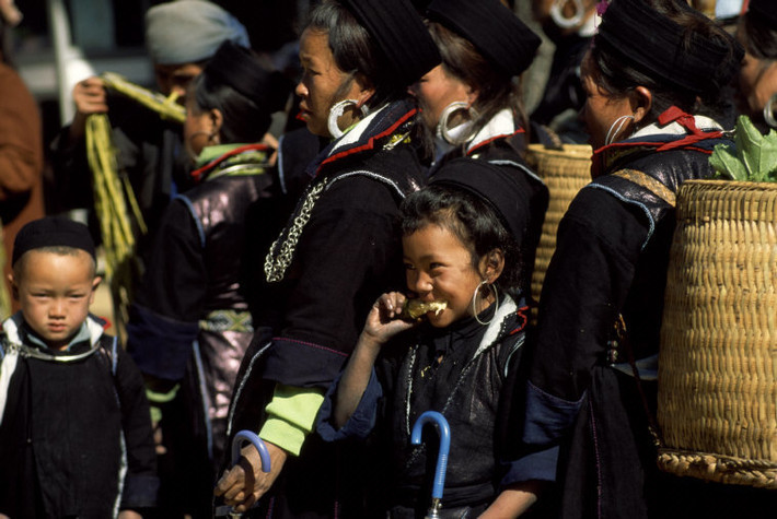 Phụ nữ và trẻ em người dân tộc H'Mông ở Sapa năm 1997. Ảnh: Hiroji Kubota/ Magnum Photos.