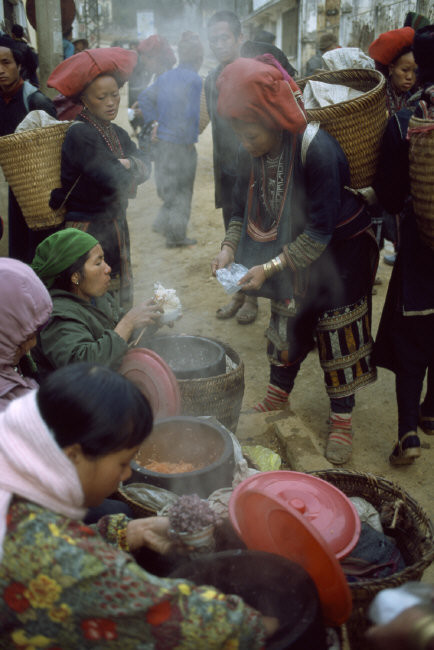 Quầy bán xôi ở chợ Sapa, 1997. Ảnh: Hiroji Kubota/ Magnum Photos.